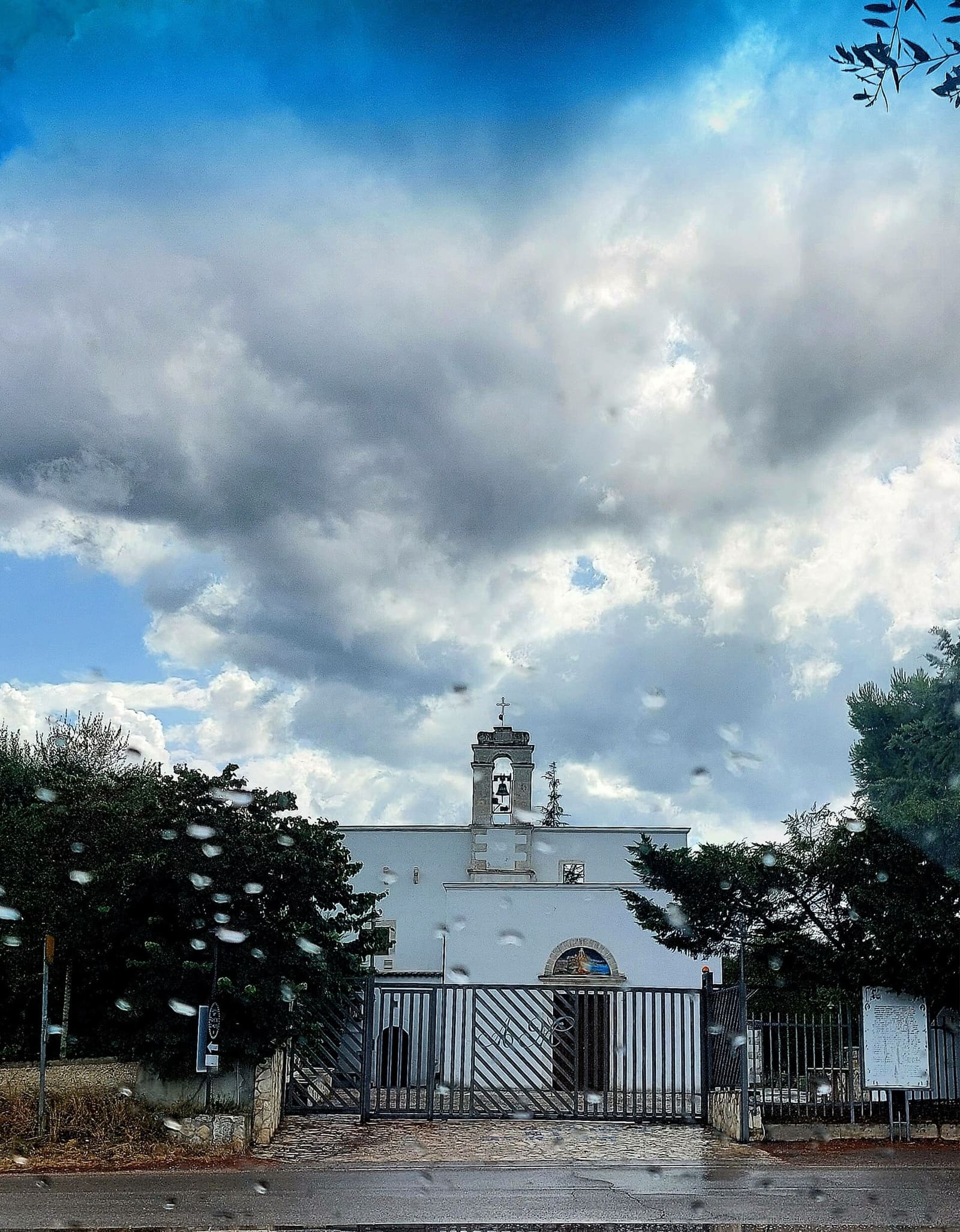 il santuario di Santa Maria di Merino, sotto un cielo di temporale