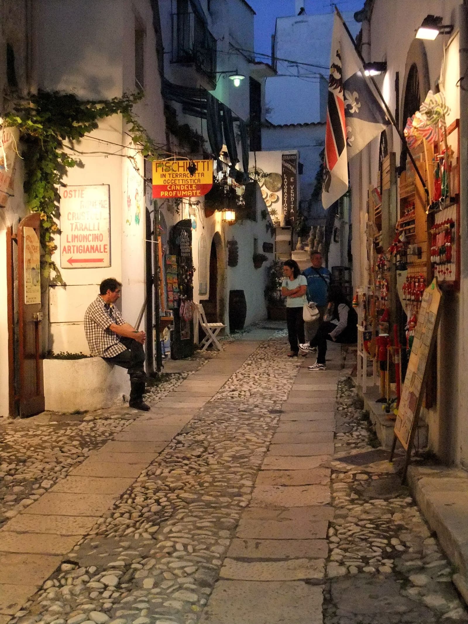 un vicolo del centro storico di Peschici la sera