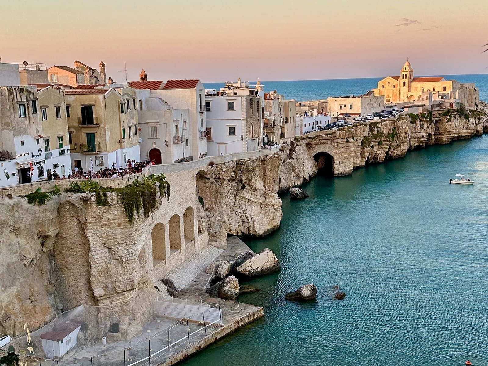 le case di Vieste sulla falesia, con la chiesa di San Francesco in fondo, al tramonto